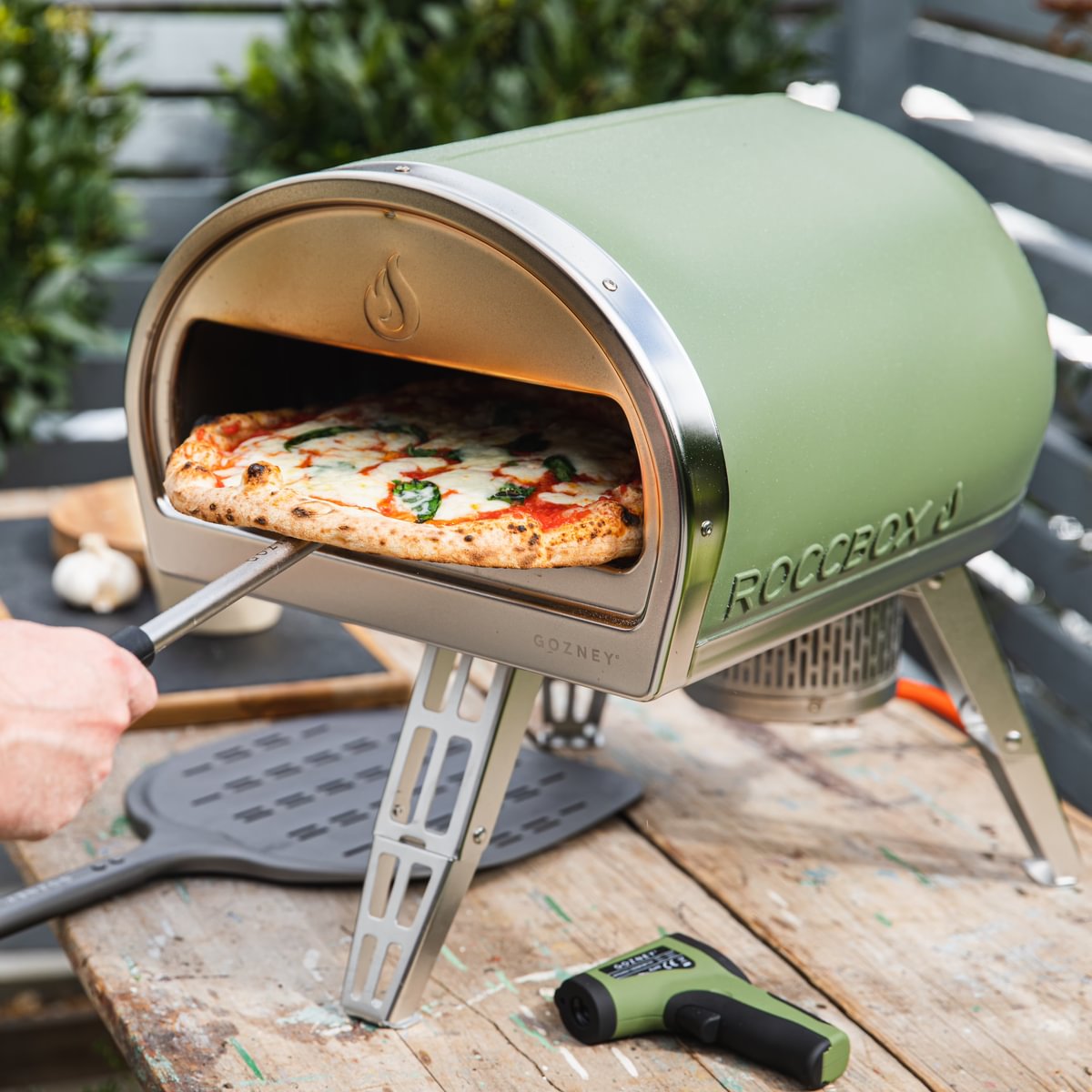 Gozney Roccbox Pizzaofen Set mit Abdeckhaube und Servierteller