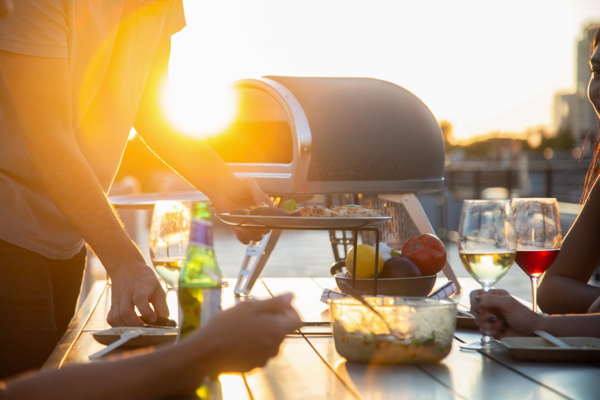 Gozney Roccbox Pizzaofen Set mit Abdeckhaube und Servierteller